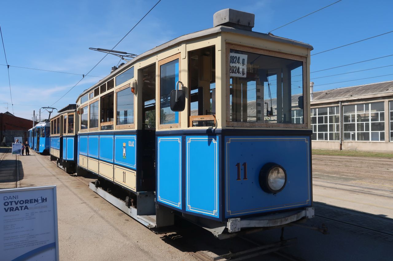 Tramvaj (ZET) M-24. Danas su sačuvana dva tipa kola s prikolicom Pagodom. Kola 11 su eksponat Tehničkog muzeja, a kola 88 služe za turističke vožnje